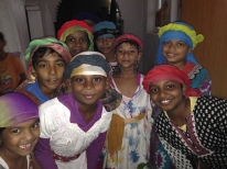 Inder Kinder verkleiden sich als Inder. Ist das Kunst?