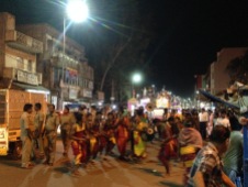 Hat da wieder irgendein Hindu-Gott Geburtstag oder warum zappeln da wieder Inder durch die Straßen?