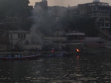 Die Totenfeuer am Ganges